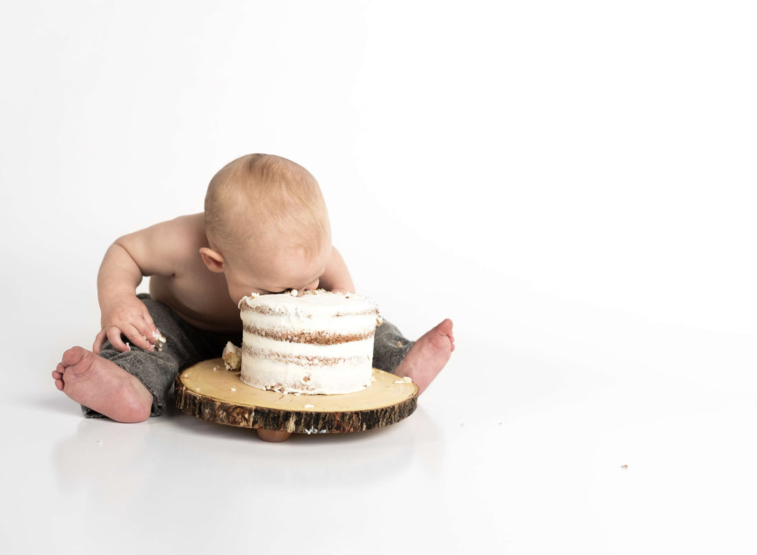 Niño comiendo torta